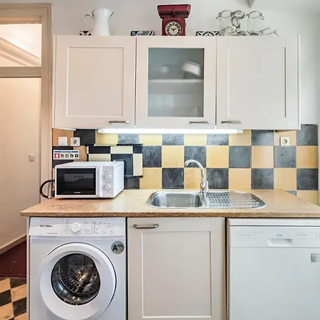 Tagus Views - 2br Alfama Castle - Historic Gem Апартаменти *