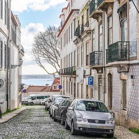 Апартаменти Tagus Views - 2br Alfama Castle - Historic Gem