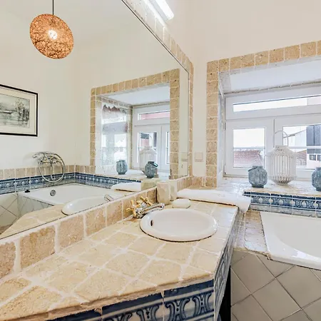 Tagus Views - 2br Alfama Castle - Historic Gem Apartament *