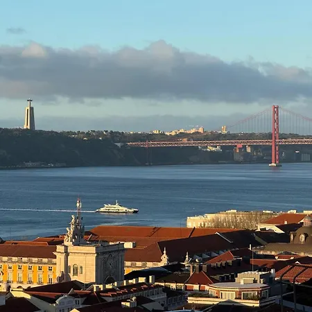 Appartamento Tagus Views - 2br Alfama Castle - Historic Gem *