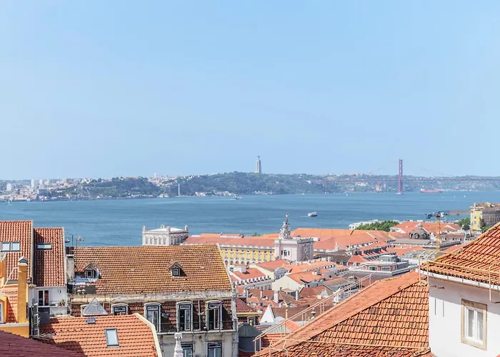 Tagus Views - 2br Alfama Castle - Historic Gem Apartament Lizbona