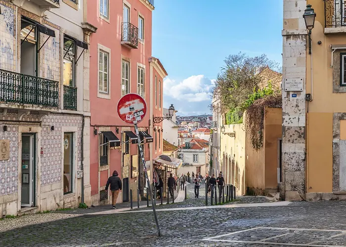 Tagus Views - 2br Alfama Castle - Historic Gem Apartament Lizbona