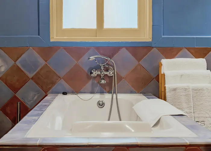 Tagus Views - 2br Alfama Castle - Historic Gem * Лісабон