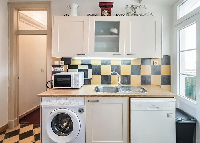 Tagus Views - 2br Alfama Castle - Historic Gem Апартаменти *