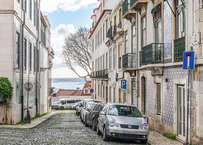 شقة Tagus Views - 2br Alfama Castle - Historic Gem